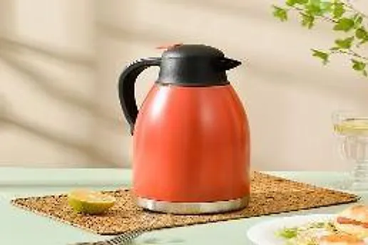 CAPRA YKC vacuum jug in orange (CYKC) on a table